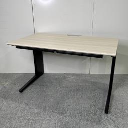 【スタイリッシュなデザインと機能性を兼ね備えたシンプルデスク！】■オカムラ（okamura）製　プロユニットシリーズ　平机　引き出し有　Ｌ字脚　■W1200×D700㎜　■天板：木目ナチュラル　L字脚：ブラック　オフィスバスターズ　梅田本店
