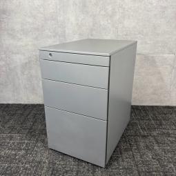 【中古】オカムラ DN31CF Z637 ワゴン スキップシルバー｜デスク周りの収納に便利なオフィスワゴン！書類や文房具をすっきり整理できる実用的な収納アイテム｜中古オフィス家具をお探しならオフィスバスターズ福岡博多店へお気軽にお問い合わせください！