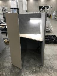 【右開口】【ワーカーの集中を高める省スペースなワークブース！高さ1520mmタイプ】■オカムラ(okamura)製　ドレープシリーズ（drape） 　テトラタイプ　1人用ブース 　ソロワークブース（W1000/D1200/H1520）　■ライトつき　■色： ベージュ（内側 グレー）【CU】【関東倉庫在庫品】【弊社使用欄：A01090617】