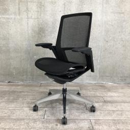 【デザインと機能性を追求したオカムラの技術の結晶！自然な姿勢で作業・リラックス可能！】■オカムラ(okamura)製　フィノラ(Finora)チェア　肘付ハイバック　■背・座面メッシュ　■可動肘　■ブラック