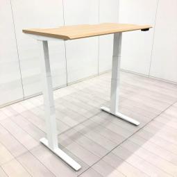 【1点モノです！】■オカムラ製スイフト(Swift)デスク　/　電動昇降デスクで立ち姿勢を取り入れ健康促進！　/　自宅にも合うナチュラルカラー　/　2022年製と比較的きれいな状態です
