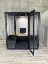 【テレキューブ by オカムラ Bタイプ】■オカムラ製　テレキューブ　TELECUBE　Web会議ブース　個室ブース　ワークブース　防音ブース　テレワークブース　ミーティングブース　オンライン商談　集中ブース　■デスク / モニター / 換気設備 / 照明付き　■チェア / 鍵無　■ブラック【ABW商材】【関東倉庫在庫品】【弊社使用欄：A01084697】