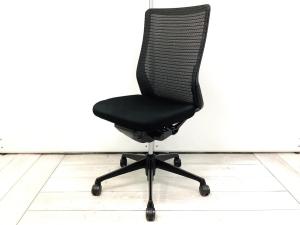 高品質オフィスチェア入荷！広い座面と背面が優しくしなやかに身体を支える、上質な座り心地。 デザイン性と快適性を兼ね備えた人気チェアです。
■オカムラ/コーラルメッシュ/ブラック
