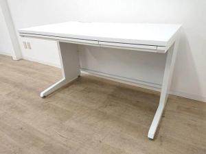 【定価約9万円】【レアなタップ付の平机の入荷です！！】【人気シリーズのホワイトカラー】■オカムラ/アドバンス　■W1200　D700　H720
