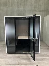 【集中する業務やWebミーティングにも最適！遮音性の高いフルクローズ型ブースです！】■オカムラ製　テレキューブ　TELECUBE　2人用　Web会議ブース　個室ブース　ワークブース　防音ブース　テレワークブース　ミーティングブース　オンライン商談　集中ブース　■対面2人掛けベンチ / 中央固定テーブル　■コンセント・USBポート装備　■吸音パネル内装　■ホワイト【ABW商材】【関東倉庫在庫品】【弊社使用欄：A01091635】