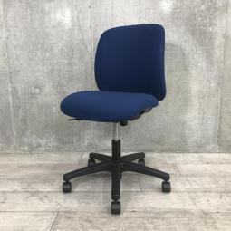 【コンパクトサイズで配置しやすい！】■イトーキ（ITOKI）　ボニートチェア（Bonito）　ローバック　肘無し　■色：ブルー【丸くてかわいいフォルムのローコストチェア】【2504】弊社使用欄【 A01089926】