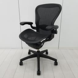 【オフィスチェアの最高峰！圧倒的人気、知名度を誇るオフィスチェア！】 ■ハーマンミラー(HermanMiller)製　アーロン(Aeron)チェア　肘付ハイバックチェア　■背・座面：メッシュ　■スタンダード クラシック　■Bタイプ　■固定肘・ランバーサポート付き　■ブラック（T8）