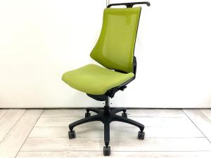 【フィット＆フリー！姿勢の変化にフレキシブルに対応！スタイリッシュで座り心地も抜群の高機能チェア】■イトーキ（ITOKI）製　エフチェア　ハイバック　■肘無し　■コートハンガー付き　■モスグリーン×ブラックシェル