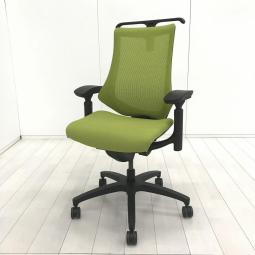 【フィット＆フリー！姿勢の変化にフレキシブルに対応！スタイリッシュで座り心地も抜群の高機能チェア】■イトーキ（ITOKI）製　エフチェア　肘付き　ハイバック　■可動肘　■コートハンガー付き　■モスグリーン×ブラックシェル