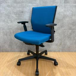 【長時間のデスクワークもランバーが快適にサポート！オカムラ製の人気チェアが入荷！】■オカムラ（okamura）製　エスクード（ESCUDO）チェア　肘付ローバック　■可動肘・ランバーサポート付　■ターコイズブルー