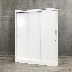 【スライド引き戸だから開閉スペースに困りません！人気の引き違い書庫！】■オカムラ(okamura)製　レクトライン(Rectline)シリーズ　引き違い書庫　3枚引き戸　H1120㎜　■天板付き　■シリンダー錠　■ホワイト【弊社使用欄：A01092689】