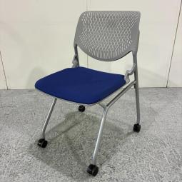 【在庫入替セール】【19脚大量入荷】【シンプルなデザインで使いやすい！重ねて収納可能なネスティングチェア！会議室、共有スペースなどに！】■オカムラ(okamura)製　ルナ(RUNA)チェア　肘無ネスティングチェア　ミーティングチェア　■キャスター付き　■ブルー×グレーシェル　■背面ヌードタイプ(T8)