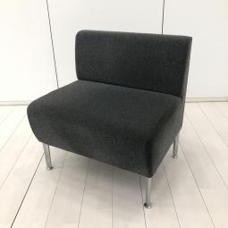 【すっきりとしたデザインで多様なシーンに対応できる１人用ソファーが入荷！】■オカムラ(okamura)製　１人用ソファー　■4本脚 　■ダークグレー【CU】【関東倉庫在庫品】【弊社使用欄：A01091643】