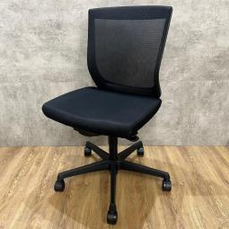 【6脚入荷！】【背面メッシュで通気性抜群！人気のミドルクラスチェア！】■オカムラ（okamura）製　エスクード（ESCUDO）チェア　肘無　ローバック　背面メッシュ　■ブラック