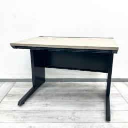 【6台入荷】イトーキ製の平机【CZRシリーズ】が入荷しました！中古オフィス用品・オフィス家具をお探しなら「オフィスバスター東大阪店」へ■イトーキ製　CZRシリーズ　平机　W1000×D700×H720mm　木目天板／ブラック
■オフィスの新設・増員・レイアウト変更におすすめ！
■木目天板とブラックフレームを組み合わせたデザインで、落ち着きのあるワークスペースを演出します！【ITOKI CZR】