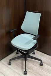 【在庫セール品：3脚限定】（T8）■コクヨ（KOKUYO）製　イングチェア（ing）　肘付ハイバック　バーチカルタイプ　■アッシュターコイズ　■背面メッシュ　■固定肘　■コートハンガー付き【イスとひとつになれる新感覚！　揺れ動く座面で体幹も整える！】