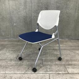 【在庫セール品：4脚限定】（T8）■オカムラ（okamura）　ルナ　ネスティングチェア　ミーティングチェア　■ブルー×ホワイト　■キャスター付き【さまざまな場面で活躍するミーティングチェア！　使わない時はまとめて収納可能！】