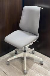 【在庫セール品：4脚限定】（T8）■オカムラ（okamura）/スフィア（Spher）　肘無ハイバック　■グレー　■ハンガー付　※2022年製【現行最新シリーズ！】