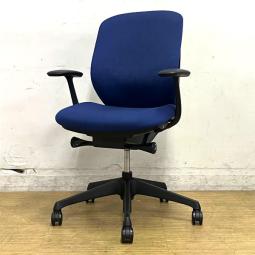 【在庫セール品：6脚限定】（T8）■オカムラ（okamura）製　シルフィ（Sylphy）肘付ローバック　背面クロスタイプ　■ミディアムブルー　■固定肘【前傾チルト機能付き！　オカムラ製品で最も人気を集める高機能チェア！】