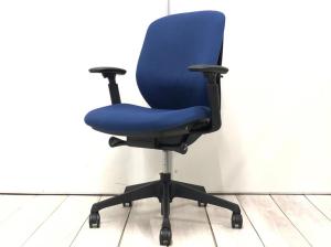 【在庫セール品：6脚限定】（T8）■オカムラ（okamura）製　シルフィ（Sylphy）肘付ローバック　背面クロスタイプ　■ミディアムブルー　■可動肘【前傾チルト機能付き！　オカムラ製品で最も人気を集める高機能チェア！】