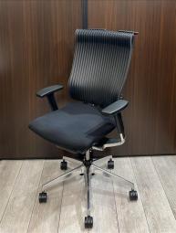 【在庫セール品：1脚限定】（T8）■イトーキ(ITOKI)製　スピーナ(Spina)チェア　肘付ハイバック　エラストマータイプ　■ブラック　■可動肘　■ハンガー付き【独創的なフォルムでデザインと快適性の融合を実現！】