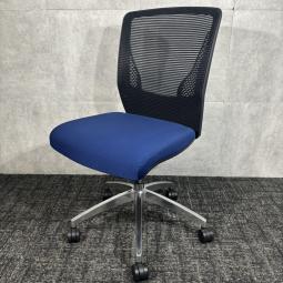 【中古】オカムラ ヴィラージュチェア/ローバック・肘なしのシンプルで使いやすいブルーのオフィスチェア/福岡で中古オフィス家具をお探しならオフィスバスターズ福岡博多店へお気軽にお問い合わせください！