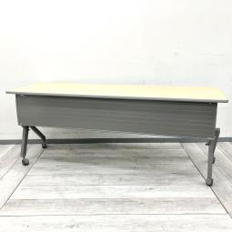 【法人様限定！来店予約で中古商品8％OFF！9月末まで　岐阜店】
【在庫入替セール品！（本在庫限定価格）】【木目天板がおしゃれ！省スペース収納できるサイドスタックテーブル！】

■イトーキ製　THLシリーズ　サイドスタックテーブル　W1800×D600×H700mm　木目
■会議室・研修室・セミナールーム・ミーティングスペースにおすすめ！
■W1800の広々天板で複数人での使用にも最適。使用しない時は省スペースに収納でき、レイアウト変更にも便利です！【ITOKI THL】