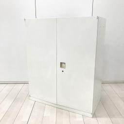 【オフィスの書類をスッキリ整理！取っ手がどの方向からでも開くマルチハンドルが人気の書庫シリーズ！】■オカムラ(okamura)製　レクトライン(Rectline)シリーズ　両開き書庫　ローキャビネット　■シリンダー錠　■ホワイト　オフィスバスターズ　梅田本店
