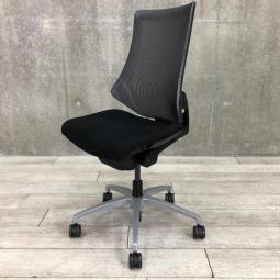 【姿勢の変化にフレキシブルに対応する高機能メッシュチェア！】■イトーキ製　エフメッシュシリーズ　肘付ハイバック　■背面メッシュ (ストライプレイヤー)　■ブラック　※側面スレ混在　コートハンガー外し商品のため外し跡がございます。