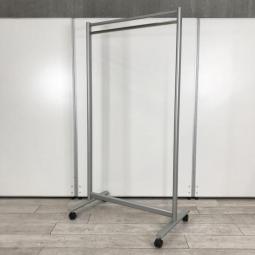 【使い勝手抜群のコートハンガーが入荷！パーソナルロッカーと合わせて省スペースでの荷物管理にも人気です！】■オカムラ(okamura)製　L956シリーズ　コートハンガー　W900㎜　■シルバー　オフィスバスターズ　梅田本店