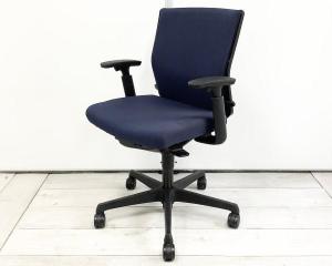 【長時間のデスクワークもランバーが快適にサポート！オフィスの定番チェア！起業や入替に！】■オカムラ(okamura)製　エスクード(ESCUDO)チェア　ローバック　肘付き　■可動肘・ランバーサポート付き　■ダークブルー×ブラックシェル【弊社使用欄：A01092672】