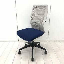 【メッシュ仕様でこの価格！お手頃で使い勝手の良い人気ローコストチェアが入荷！】■オカムラ(okamura)製　ヴィラージュ(Village)チェア　肘無し　ハイバック　■VCM2　■背面樹脂メッシュ：ホワイト　■座面：ブルー　【弊社使用欄：A01092416】