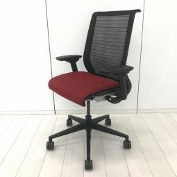 【あなたの「座る」を考える！ワイヤー構造が体を支える、有名海外メーカー製の定番チェア！】■スチールケース(Steelcase)製　シンク(think)チェア　肘付ハイバック　メッシュバックタイプ　■可動肘　■背面：ブラック / 座面：レッド　【弊社使用欄：A90100908】