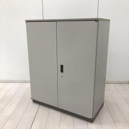 【書類の収納スペースを増やしたい方に！収納力抜群な観音開きタイプのキャビネット】■イトーキ(ITOKI)製　シンライン(THIN LINE)シリーズ　両開き書庫　ローキャビネット　■天板付き　■シリンダー錠　■グレー　※天板塗装剝げ有
