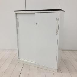 【スライド引き戸だから開閉スペースに困りません！人気の引き違い書庫！】■コクヨ(KOKUYO)製　エディア(EDIA)シリーズ　引き違い書庫　2枚引き戸　H1130㎜　■天板：ブラウン　■シリンダー錠　■ホワイト【弊社使用欄：A01092820】