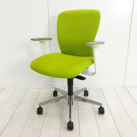 【594041】【シンプルなデザインと厚みのあるクッションが大人気！機能充実のワーキングチェア】■オカムラ(okamura)製　スラート(sulato)チェア　肘付ローバック　■可動肘　■ライムグリーン×ホワイトシェル オフィスバスターズ　水戸サテライト　大子町　北茨城市　高萩市　日立市　常陸太田市　常陸大宮市　那珂市　東海村　ひたちなか市　城里町 水戸市　笠間市　茨城町　大洗町　小美玉市