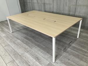 【広々使えるW2400サイズ！コミュニケーションが弾む大型ミーティングテーブル！】■オカムラ（okamura）製　ワークテーブル　ミーティングテーブル　W2400×D1400㎜　■天板：木目ナチュラル / 4本脚：ホワイト