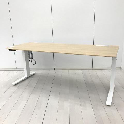【電動で高さ調整可能・立ち姿勢を取り入れた新しいワークスタイルへ！】■オカムラ(okamura)製　スイフト(Swift)シリーズ　電動昇降デスク　昇降テーブル　平机　W1750×D670×H650～1250㎜　■配線口付　■天板：木目ナチュラル・脚：ホワイト【CU】【関東倉庫在庫品】【弊社使用欄：A01076094】