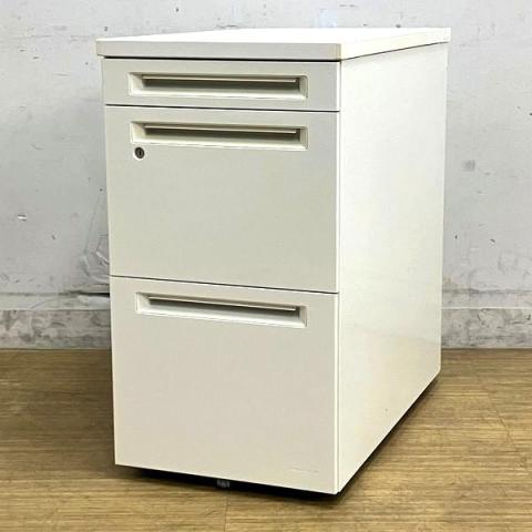オカムラ　アドバンス　3段脇机　ホワイト　シリンダー錠　H720のデスクのお供に　A4ファイル×2段＋ペントレーの3段収納　※樹脂部分に日焼けあり【愛知・名古屋・豊田・静岡・浜松】