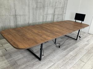 【囲う、集う、くつろぐ。人のつながりを生み出すコミュニケーションテーブル入荷！】■オカムラ(okamura)製　アルトホワイエ(Alt Foyer)シリーズ　ワークテーブル　W3600×D1200㎜　■3枚天板　■コンセントユニット・モニタースタンド付き　■木目ダーク