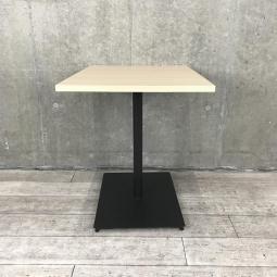 【木目デザインのカフェ風テーブル！リフレッシュスペースにもフィット！】■コクヨ（KOKUYO）製　デイズオフィス（DAYS OFFICE）シリーズ　ミーティングテーブル　W600×D800×H720mm　角型　■木目ナチュラル天板　ブラック脚