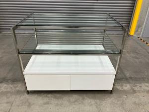 ガラス展示台が1台入荷致しました。　 アジャスター付　 ※マテハン本舗の中古商品は、千葉県柏市に在庫がございます。
