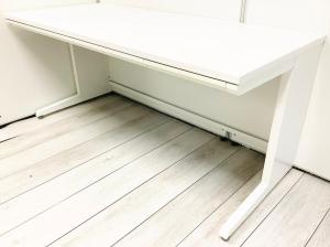 【ゆとりのあるワークスペースで作業効率アップ！】ワイヤリング機能が充実の定番人気シリーズ
■オカムラ/アドバンス/ホワイト　横幅1600㎜の大型平デスク！
