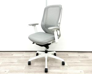 【前傾チルト機能付き！オカムラ製品で最も人気を集める高機能チェア！】■オカムラ(okamura)製　シルフィー(Sylphy)チェア　肘付ハイバック　背面メッシュ　■可動肘　■ランバーサポート付き　■ライトグレー×ホワイトシェル　【弊社使用欄：A01075380】