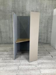 【左開口】【ワーカーの集中を高める省スペースなワークブースが入荷！】■オカムラ（okamura)製　ドレープシリーズ （テトラタイプ)　1人用ブース 　ソロワークブース　■ハイテーブル仕様　■W1000×D1200×H1920㎜　 ■ベージュ × グレー　■照明/コンセントユニット付き【ABW商材】≪リクルーティング・採用強化≫≪モチベーションUP・やる気向上≫≪ウェルビーイング≫【入替セールにつき30%OFF！】
