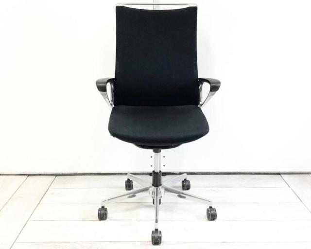 【モダンな空間を演出!グッドデザイン賞を受賞した逸品! 】■オカムラ製 モードチェア ダークグレー デザインアーム付 ■インナーメッシュ構造による優しく包み込む座り心地! 【okamura mode】★A01085772