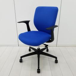 【人の背中を優しく包み込む！コスパ良しのソプラチェア入荷！】■コクヨ(KOKUYO)製　ソプラ(Sopra)チェア　肘付ローバック　クッションタイプ　■固定肘　■コバルトブルー×ブラックシェル　【弊社使用欄：A01078243】