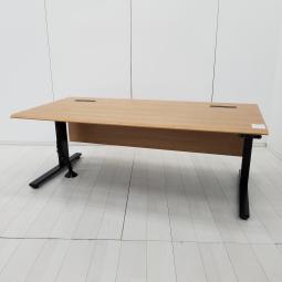 オカムラ製　スイフト(Swift)　天板：木目ナチュラル/脚：ブラック　W1800xD900xH650～1250サイズ　配線口・幕板付　電動で高さ調整可能・立ち姿勢を取り入れた新しいワークスタイルへ！　昇降　平机　電動昇降デスク！！