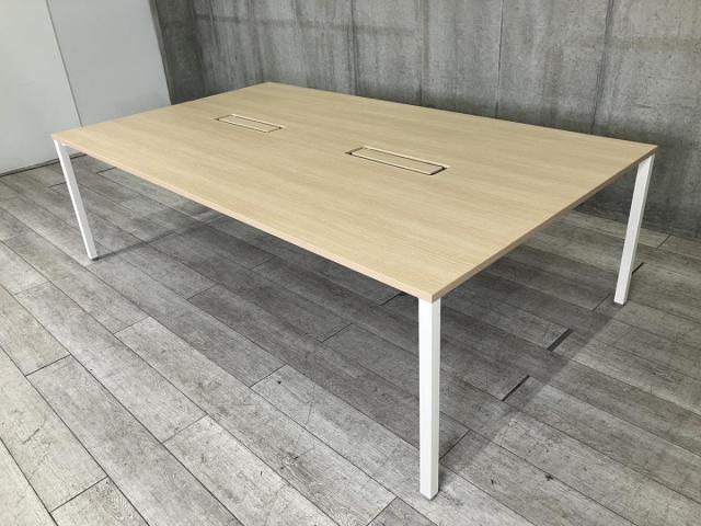 【広々使えるW2400サイズ！コミュニケーションが弾む大型ミーティングテーブル！】■オカムラ（okamura）製　ワークテーブル　ミーティングテーブル　W2400×D1400㎜　■天板：木目ナチュラル / 4本脚：ホワイト/611128 オフィスバスターズ　水戸サテライト　大子町　北茨城市　高萩市　日立市　常陸太田市　常陸大宮市　那珂市　東海村　ひたちなか市　城里町 水戸市　笠間市　茨城町　大洗町　小美玉市
