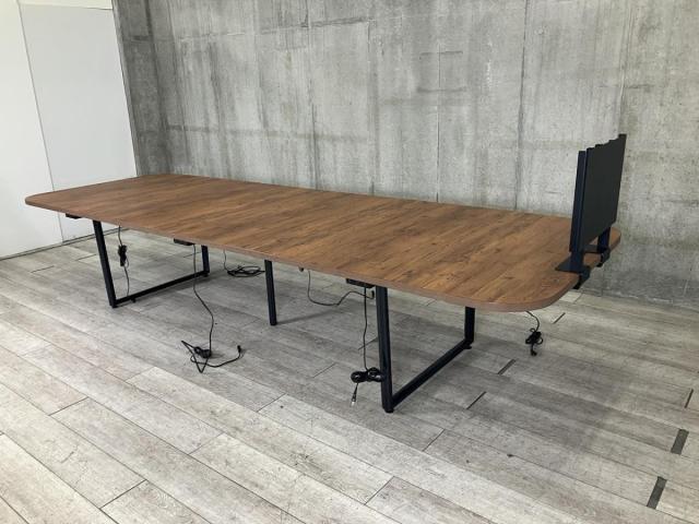 【囲う、集う、くつろぐ。人のつながりを生み出すコミュニケーションテーブル入荷！】■オカムラ(okamura)製　アルトホワイエ(Alt Foyer)シリーズ　ワークテーブル　W3600×D1200㎜　■3枚天板　■コンセントユニット・モニタースタンド付き　■木目ダーク/611156 オフィスバスターズ　水戸サテライト　大子町　北茨城市　高萩市　日立市　常陸太田市　常陸大宮市　那珂市　東海村　ひたちなか市　城里町 水戸市　笠間市　茨城町　大洗町　小美玉市